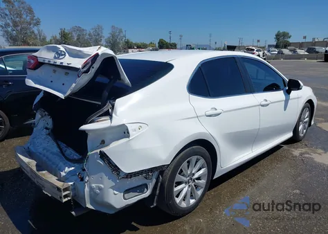 2018 Toyota Camry Le z USA, uszkodzony, nr VIN 4T1B11HK5JU643256